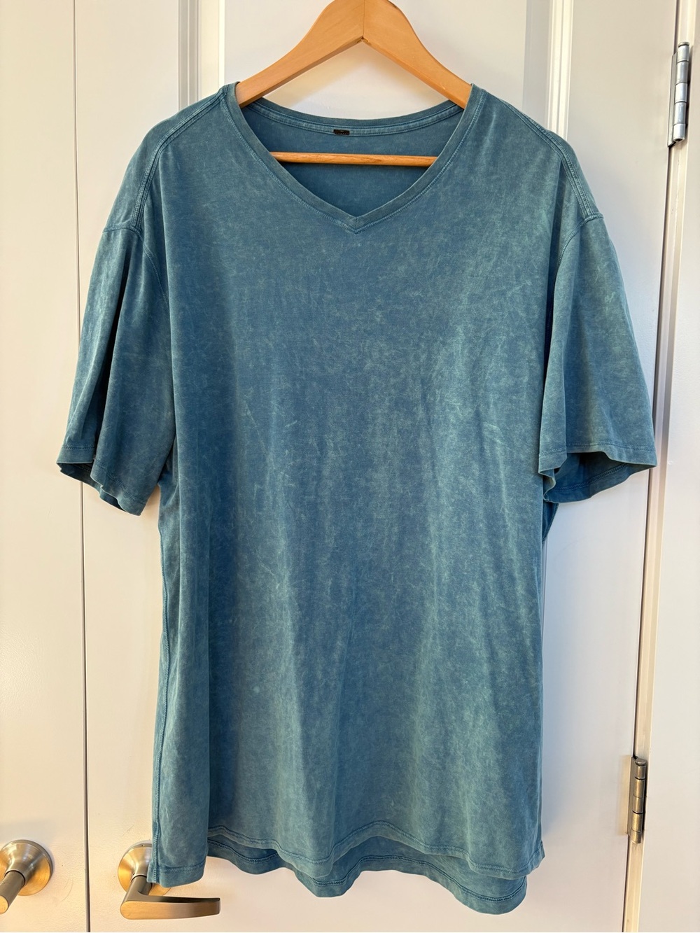 Lululemon V-Neck T Shirt in Washed Blue Men’s XL